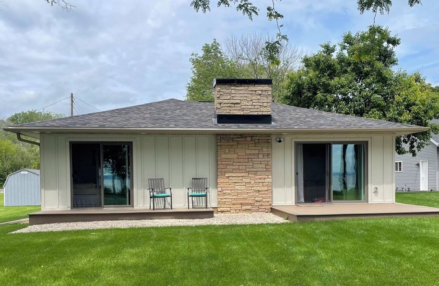 Newly updated house on Lake Winnebago, Great Fishing and minutes from EAA