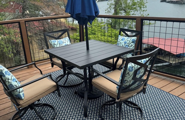 NEWLY UPDATED LAKE FRONT Cottage House, 8+, Dock Deck,4.5 MM,15 min to Strip Dam