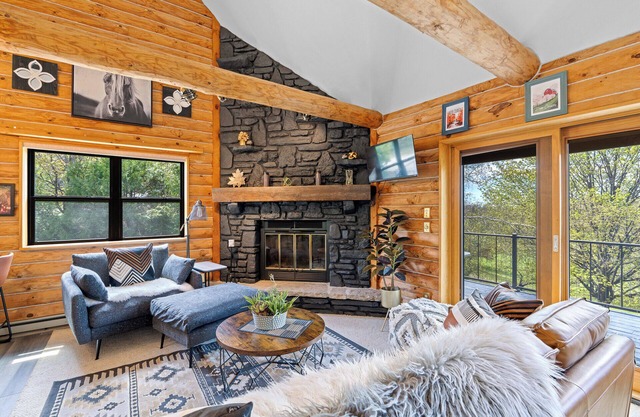 Newly Updated Log Home on 5 acres - The Great Escape