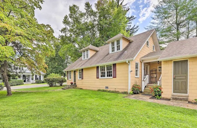 Newly Updated Spacious Cottage - Walking Distance To Downtown!!!