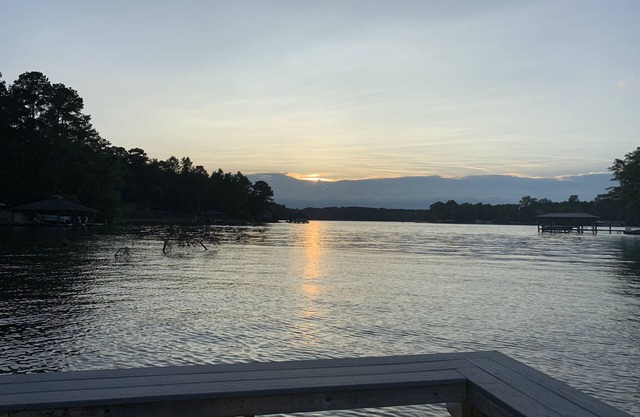 Geräumiges Haus am Seeufer in einer ruhigen, tiefen Wasserbucht mit atemberaubender Aussicht!