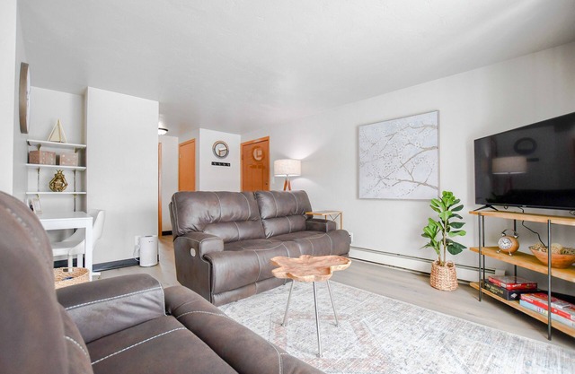 Newly Updated Two-bed Upper Suite in Green Bay