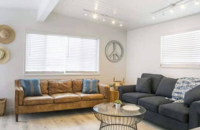 Newly updated!! Vintage Vibe, Spacious 2Br 1Ba w beach gear parking