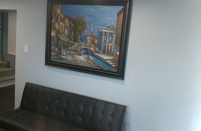 Newmarket Spacious 3 bdrm apt. Two Parking spots