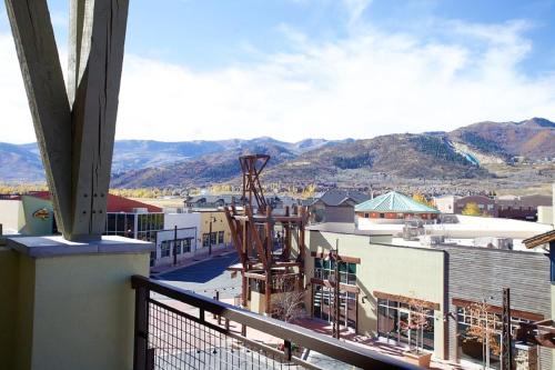 Newpark Townhome, Breathtaking Views Shopping Center Steps Away
