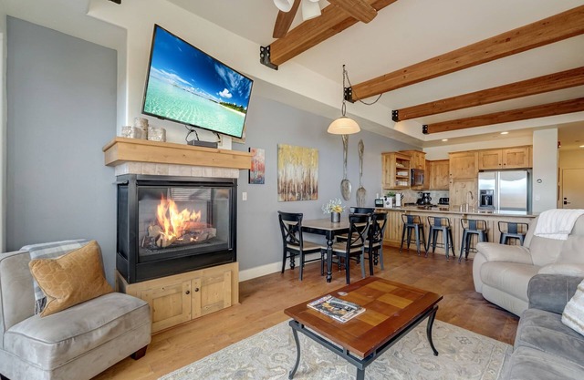 Newpark Townhome - Private Hot Tub - Private Garage