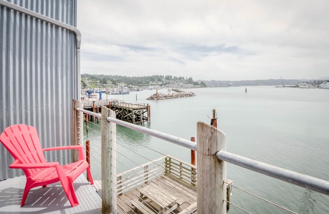 Newport Bayfront Studio with Fireplace has Smashing Views!