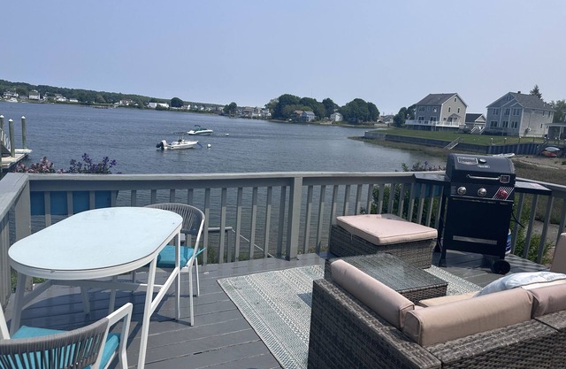 Newport, Coastal Retreat! Boat Dock , jet srental & private chef available..