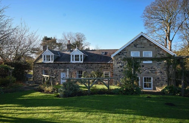 NEWTON COTTAGE, pet friendly, with a garden in Newton-By-The-Sea