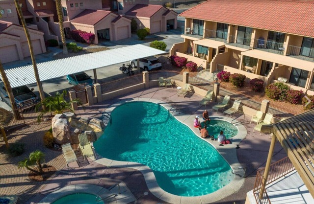 NEXT DOOR TO ROTARY PARK AND THE LAKE!!