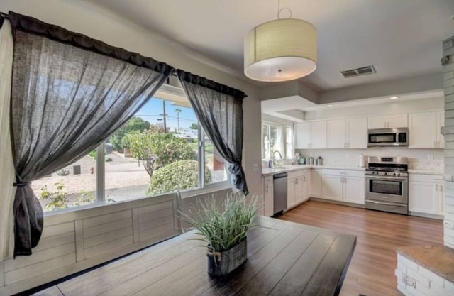 Next to Safari /Hollywood Driveway /Backyard Oasis