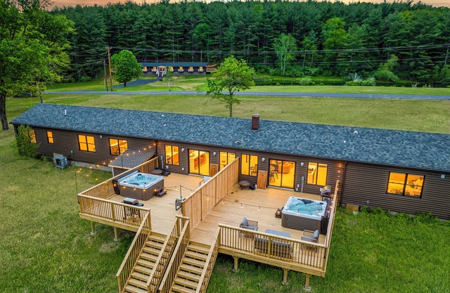 Entire Duplex - Hot Tub - Tennis Court - Pond