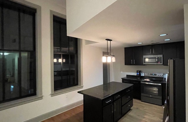 NFL draft 2 bedroom 2bath right on Woodward in the heart of the action