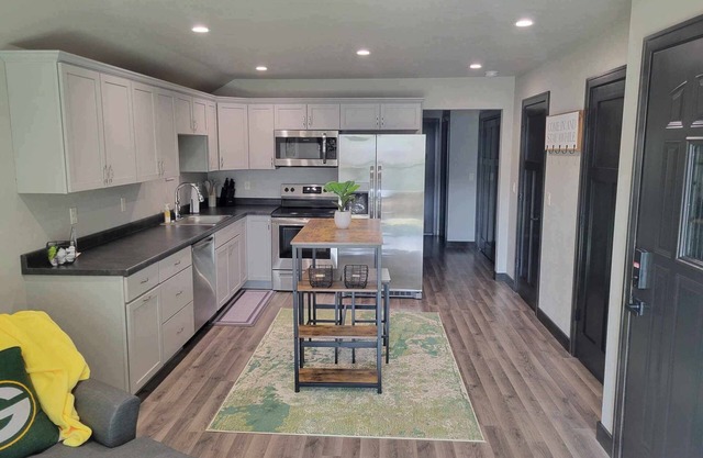 NFL Draft - 2-bedroom condo in Kaukauna with 20Min from Lambeau Field