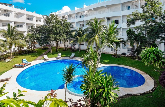 Ground-Floor 2BR Condo with Pool, BBQ & Easy Access to Marinas & Beach Club’s