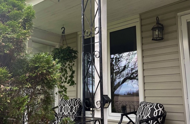 Niagara Farmhouse Retreat - pet friendly country apartment