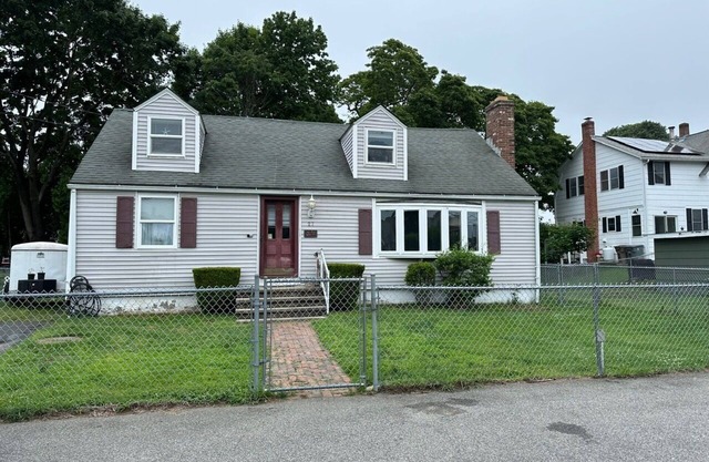 Niantic Beach House! Sleeps 8, walk to Crescent Beach!.