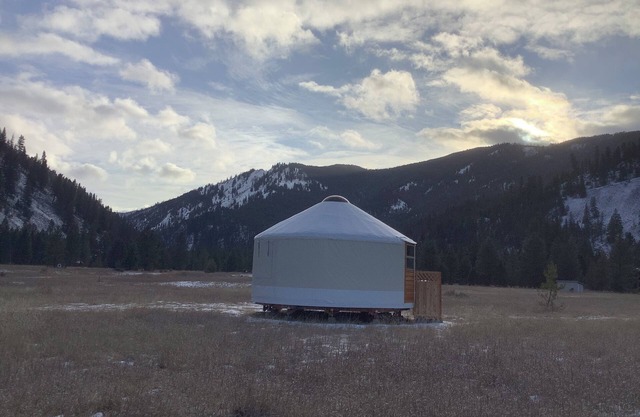 Nice 1-bedroom off grid yurt no Wi-Fi yurt 22 miles up Rock creek.