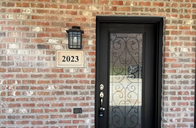 Nice 2-bedroom condo with comfort & amenities all in one. 2023