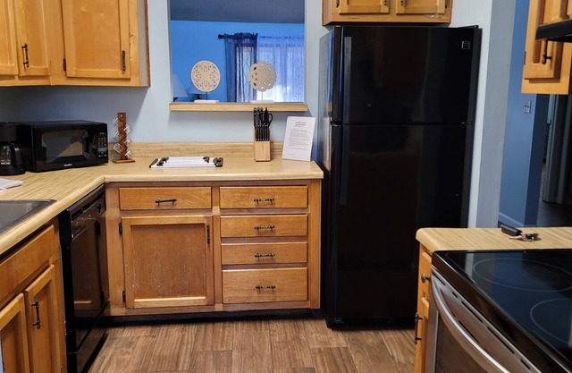 Nice 2 bdrm Duplex Great For Contractors
