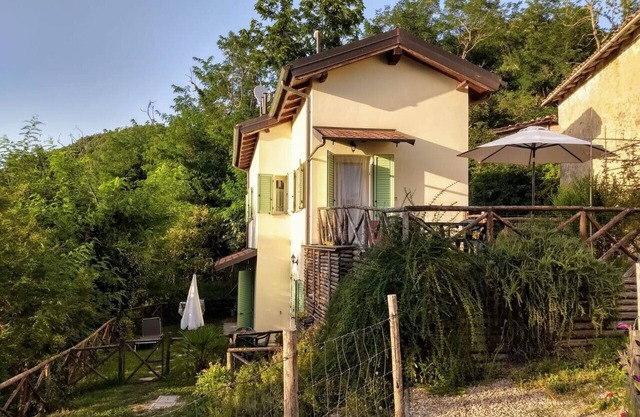 Zwei-Zimmer-Wohnung mit Gartenblick auf den Wald, ideal für entspannende Ausflüge im Apennin