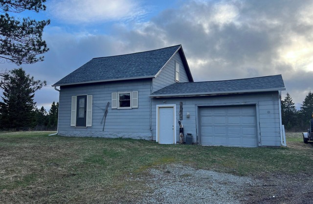 Nice 3-bedroom cottage in Ewen just minutes from Bergland, MI and Lake Gogebic