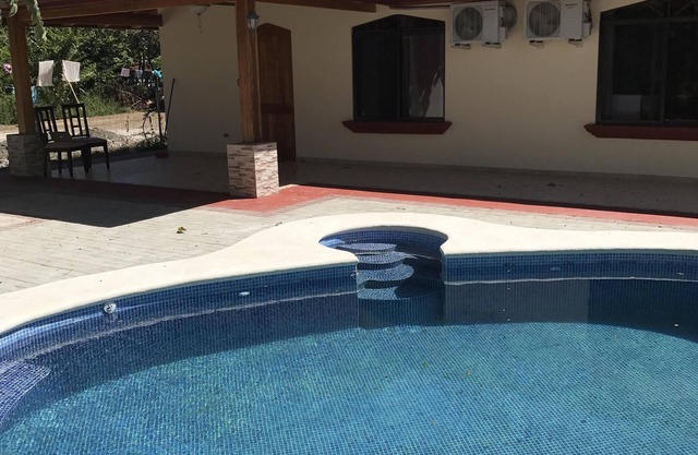 Schönes 3 Schlafzimmer modernes Haus mit Pool