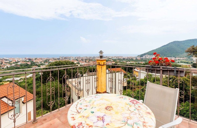 Nice apartment in villa for 5 people with pool, WIFI, A/C, balcony, pets allowed and parking