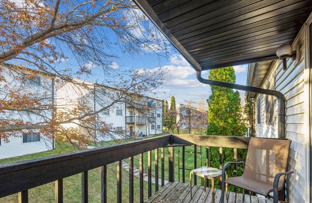 Nice and cozy 2 bedroom 1 bathroom condo near downtown Iowa City!
