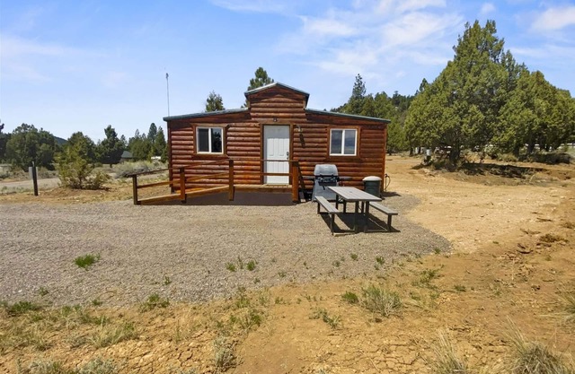 Nice and Knotty studio cabin perfect location to explore Zion NP & Bryce Canyon
