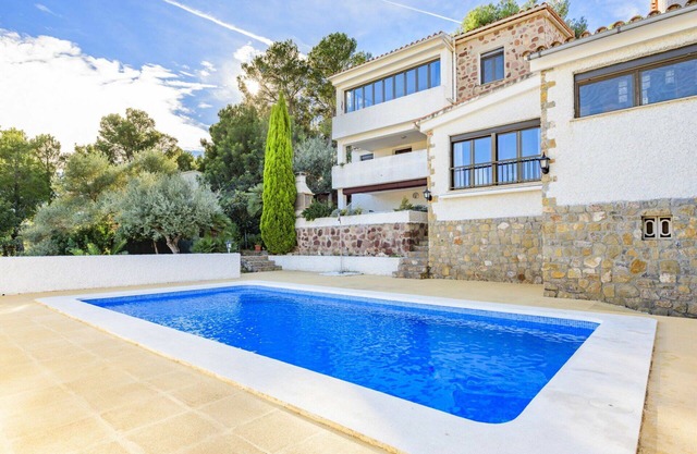 Schöne Wohnung in einem Ferienhaus mit Pool, Klimaanlage, W-LAN, TV, Terrasse und Parkplatz