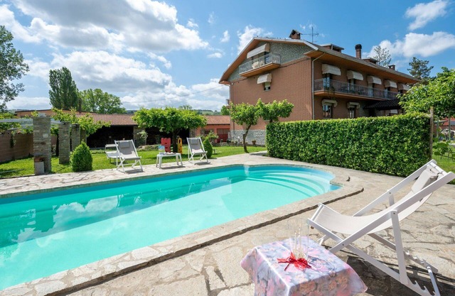Angenehme Wohnung für 4 Leute mit Pool, W-LAN, Klimaanlage, TV, Innenhof und Parkplatz