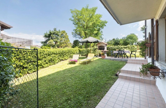 Gemütliche Wohnung in einem Ferienhaus für 6 Personen mit TV, Innenhof und Parkplatz