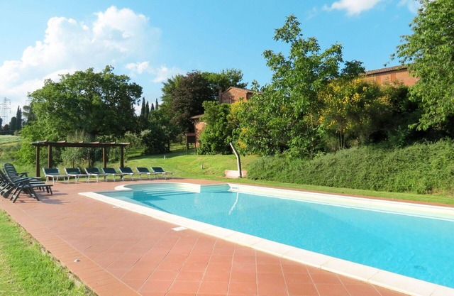 Schöne Wohnung in einem Ferienhaus mit Klimaanlage, W-LAN, Whirlpool, privatem Pool, TV, Innenhof