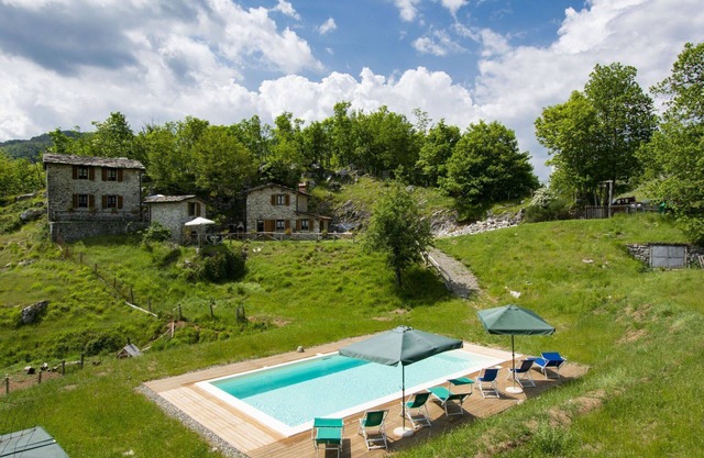 Schöne Wohnung in einem Ferienhaus mit Pool, W-LAN, TV, Innenhof, Haustiere erlaubt und Parkplatz