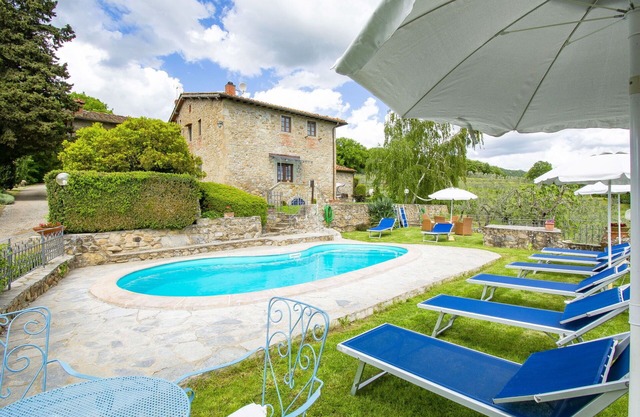 Angenehme Wohnung in einem Ferienhaus für 6 Leute mit W-LAN, Pool, Terrasse und Parkplatz