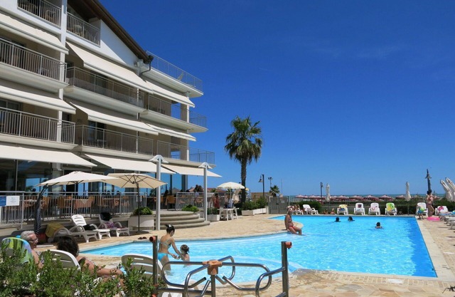 Schöne Wohnung mit Pool, Klimaanlage, internet, TV, Terrasse, Haustiere erlaubt und Parkplatz