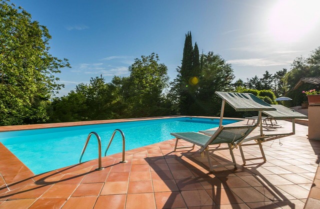 Gemütliche Wohnung in einem Ferienhaus mit W-LAN, Pool, TV, Terrasse, Panoramablick und Parkplatz