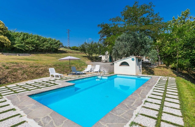Schöne Wohnung in einem Ferienhaus für 10 Gäste mit Pool, TV, Haustiere erlaubt und Parkplatz