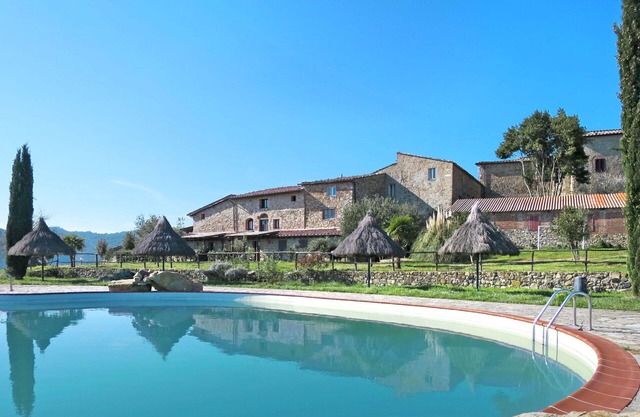 Schöne Wohnung in einem Ferienhaus mit Pool, Terrasse, Haustiere erlaubt, Panoramablick, Parkplatz