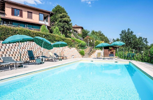 Schöne Wohnung in einem Ferienhaus mit W-LAN, Pool, TV, Innenhof, Haustiere erlaubt, Parkplatz