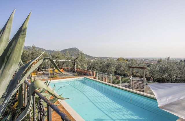 Schöne Wohnung mit Whirlpool, W-LAN, Pool, TV, Innenhof, Haustiere erlaubt und Parkplatz