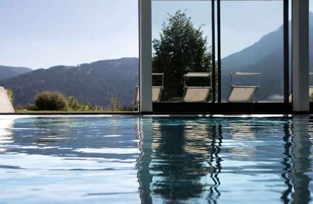 Herrliche Wohnung für 4 Leute mit Pool, W-LAN, TV, Balkon, Haustiere erlaubt und Parkplatz