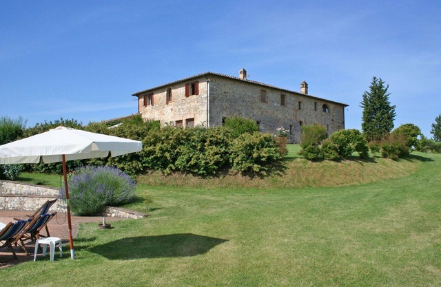 Gemütliche Wohnung mit W-LAN, Pool, Innenhof, Panoramablick und Parkplatz, bei Siena
