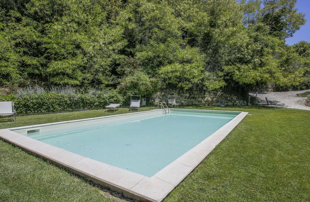 Herrliche Wohnung in einem Ferienhaus mit W-LAN, Pool, TV, Haustiere erlaubt und Parkplatz