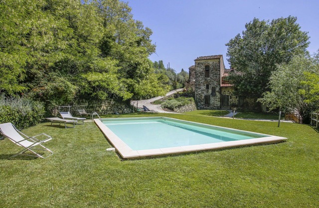 Schöne Wohnung in einem Ferienhaus mit W-LAN, Pool, TV, Innenhof, Haustiere erlaubt, Parkplatz