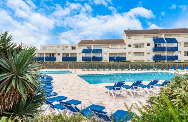 Schöne Wohnung für 4 Leute mit Pool, W-LAN, TV, Terrasse, Haustiere erlaubt und Parkplatz
