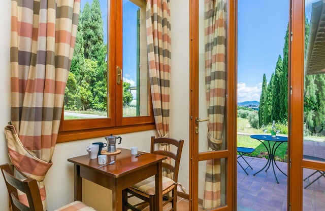 Schöne Wohnung für 4 Personen mit Klimaanlage, Pool, W-LAN, TV, Haustiere erlaubt und Parkplatz