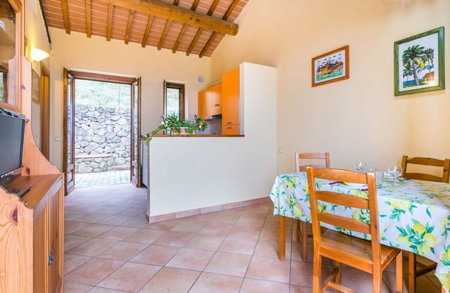 Angenehme Wohnung mit Pool, W-LAN, TV, Terrasse, Haustiere erlaubt, Panoramablick und Parkplatz