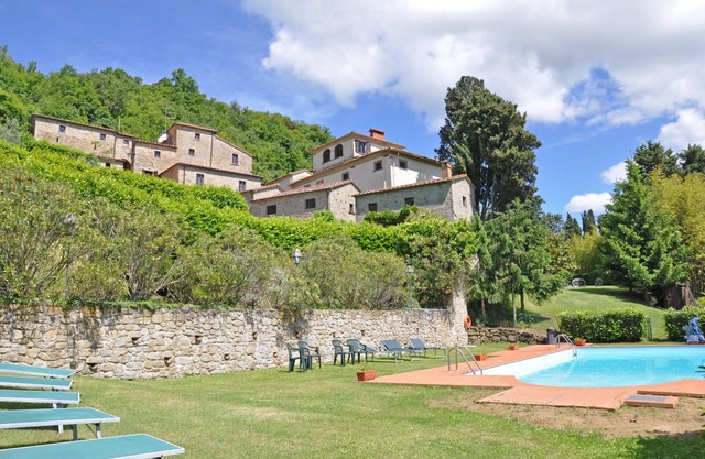 Hermoso apartamento con piscina, WIFI, TV, vista panorámica y aparcamiento, cerca de Arezzo